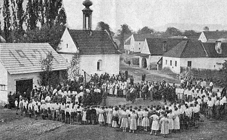 Svatodušní slavnost mezi válkami v Záboří (Saborsch)
blízko Holašovic