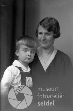 S maminkou na dvou snímcích z fotoateliéru Seidel,
datovaných 1. prosince 1929