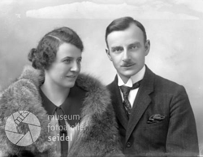 Jeho rodiče Reinhart a Elisabeth Knyovi na snímku z fotoateliéru Seidel, datovaném 7. prosince 1924