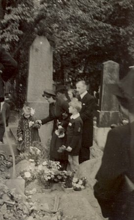 Pohřeb jeho děda Antona Knye na Olšanských hřbitovech 12. září roku 1939 za doprovodu Reinharda Knye a jeho ženy Elisabeth - se svými dvěma dětmi Leou a Riem je na snímcích zachycena i Jana Knyová, jejíž muž Volkhard Kny odešel rok předtím se svou druhou ženou, Němkou Idou Hornovou, do Indie