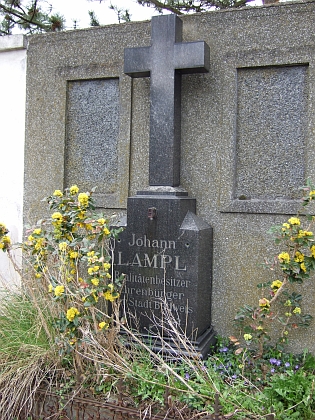 Jeho hrob na českobudějovickém hřbitově u sv. Otýlie je označen jménem svědka na obou Kochových svatbách Johanna Lampla (původní stav)