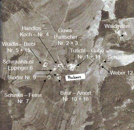 Poloha jednotlivých usedlostí v Lověšickém Rovném na leteckém snímku v jeho publikaci
