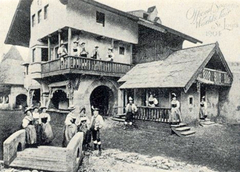 Pohlednice, která zachycuje Rainerovu společnost za jejího vystoupení
na světové výstavě v americkém Saint Louis 1904