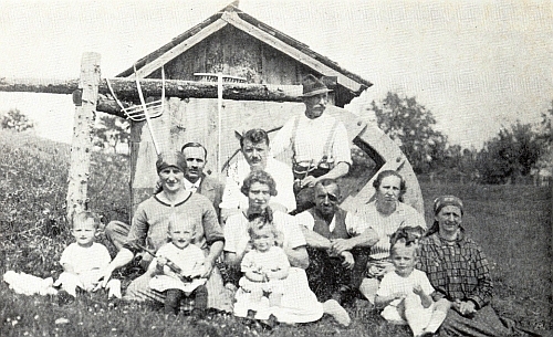 Fotografii rodiny Franze Köcka z Huťského Dvora zaslal do krajanského měsíčníku Josef Weiser (viz i Anna Justine Pimmerová)