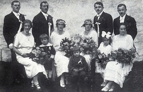 Dvojitá svatba 27. října 1924 v Korkusově Huti - novomanželský pár vpravo (tedy druhý a druhá zprava) tvoří Emma Köcková a Josef Weiser, vlevo je její sestra Anna a Johann Pimmer
