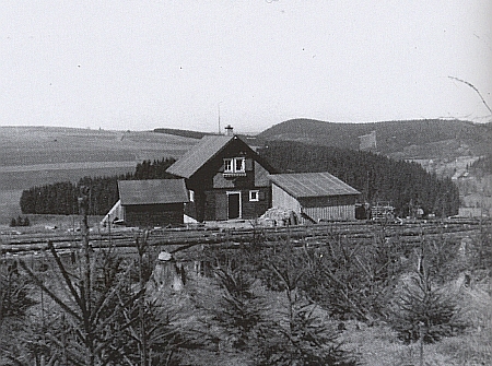 Myslivna ve městě Litrbachy na snímku z léta 1946, než se s ostatními staveními v okolí stala roku 1948, třicet let po Köferlově skonu, obětí dělostřeleckého cvičení v nově zřízeném vojenském prostoru, vzniklém po odsunu původních obyvatel