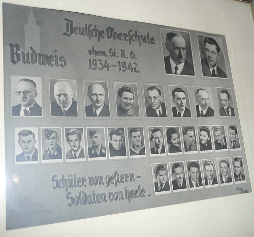 Dvě výmluvná tabla německé Oberschule v České ulici za války,
kdy "včerejší studenti" se stávali "vojáky dneška"