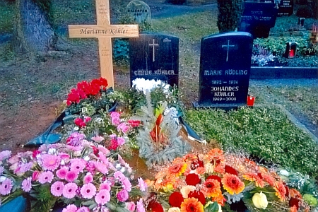 Vystavená rakev a čerstvý hrob Marianne Köhlerové na lesním hřbitově v Linz am Rhein
