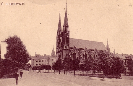 Synagoga v Českých Budějovicích na pohlednici z počátku 20. století