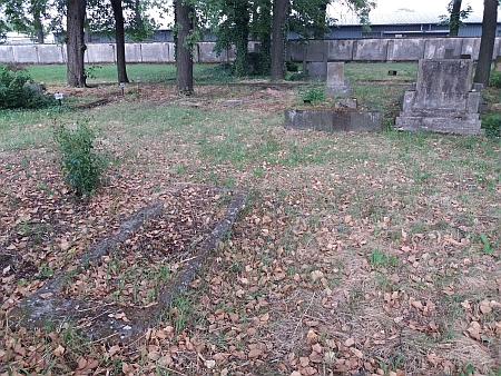 Místo, kde se podle seznamu pohřbených nachází na českobudějovickém židovském hřbitově jeho hrob