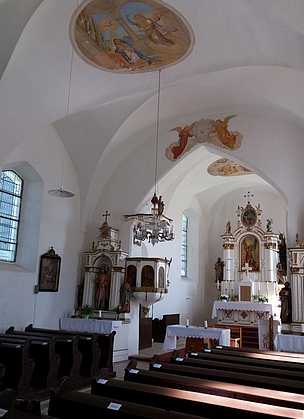 Fara a interiér kostela ve Všerubech, jeho dalším šumavském působišti, který má stejného patrona jako ten dubecký