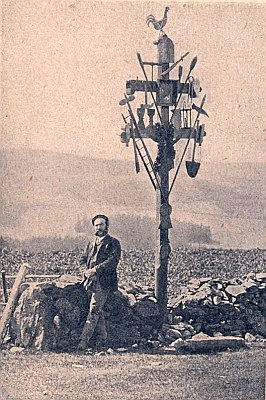 Původní dřevěný kohoutí kříž u Nicova
na vzácném snímku B. Macenauera