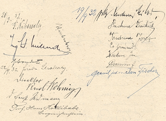 Stránka z pamětní knihy prášilské papírny s jeho podpisem úplně dole, kus nad ním s datem 20. září 1932 podpis Nikendeyových s označením tehdejšího jejich bydliště Vimperk