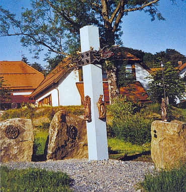 Jen kus cesty od hřbitova v Sankt Oswald stojí před zdejším muzeem "historie lesa" památník čtyř patronů kláštera, mezi nimiž nechybí ani český svatý Václav