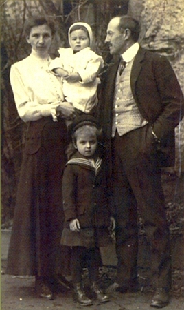 S manželkou a dětmi (dcerou Ilse a synem Erni)