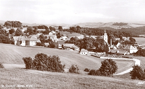 Sankt Oswald se hřbitovem na staré pohlednici