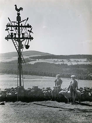 Kohoutí kříž kováře Johanna Klimenta na fotografii Maxe Nowaka (po roce 1890)...