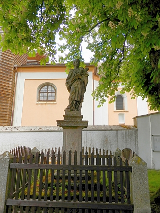Socha sv. Jana Nepomuckého u kostela v Javorné
