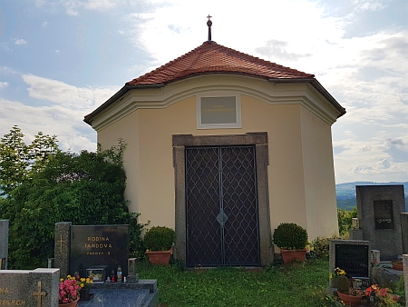 Hrobka rodu Kolowrat-Krakowských na hřbitově v Týnci na Klatovsku