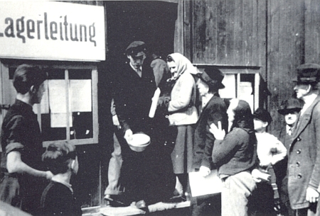 Několik dalších snímků z "tranzitního tábora" ve Furth im Wald z roku 1946