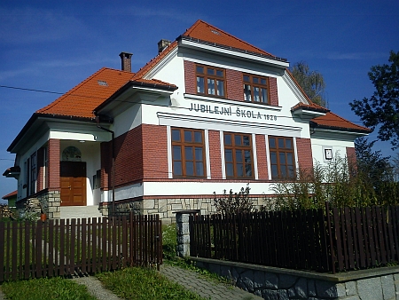 "Jubilejní" česká škola v Babicích na hranici Strýčického jazykového ostrova, otevřená v roce 1928