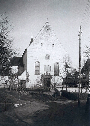 Stará hrobka Trauttmansdorffů. umístěná do roku 1840, kdy byla vyloupena, v kapucínském klášteře na Plzeňské ulici v Horšovském Týně