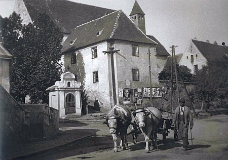 Stará hrobka Trauttmansdorffů. umístěná do roku 1840, kdy byla vyloupena, v kapucínském klášteře na Plzeňské ulici v Horšovském Týně