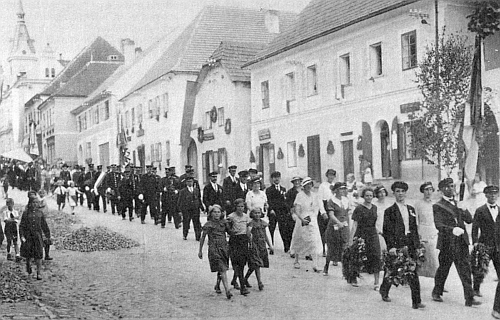 Slavnost zvaná "Gastwirtstag" v Horní Plané roku 1935, Mitzi bylo tehdy deset let