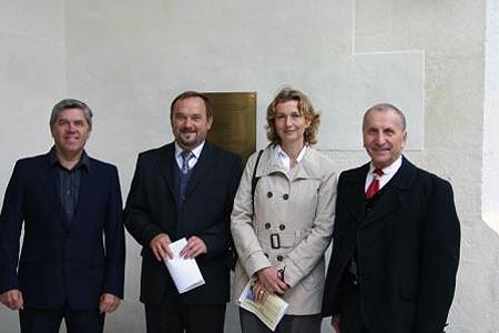 Stojí vpravo na snímku ze Zátoně roku 2010 s Eduardem Benešem, starostou Jiřím Kubíkem a Soňou Dederovou