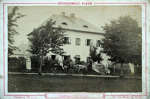 U snímku myslivny u Modravy je ve sbírkách Muzea Šumavy v Pasově uvedeno "Weitfällern, Forsthaus, Aufnahme M. Kopecky, Winterberg, 1889"