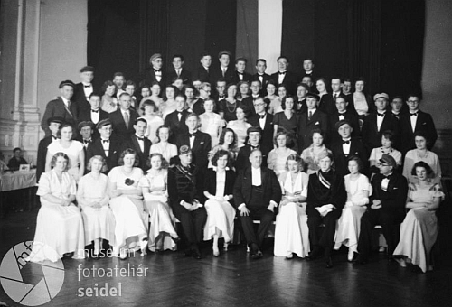 Na dvou snímcích z ledna 1933 ho vidíme jako hosta plesu akademického spolku Teutonia v Českém Krumlově