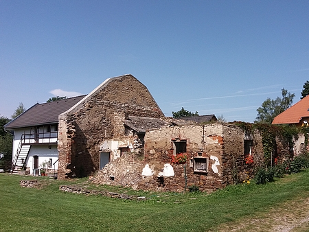 Ruiny domu čp. 12 na snímku z roku 2017