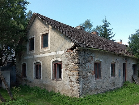 V tomto stavení sídlila škola před stavbou nové budovy