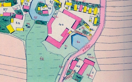 Kočov s velkým hospodářským dvorem a přiléhajícím tvrzištěm na císařském otisku mapy stabilního katastru z roku 1838 (v letech 1822-1945 patřilo panství Planá u Tachova rodu Nostitz-Rieneck) a na současném leteckém snímku