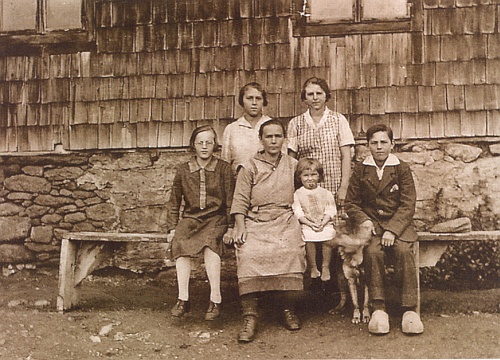 Albina Kortusová s dětmi na Roklanské hájence někdy kolem roku 1928, kdy byly malé Anně 3 roky