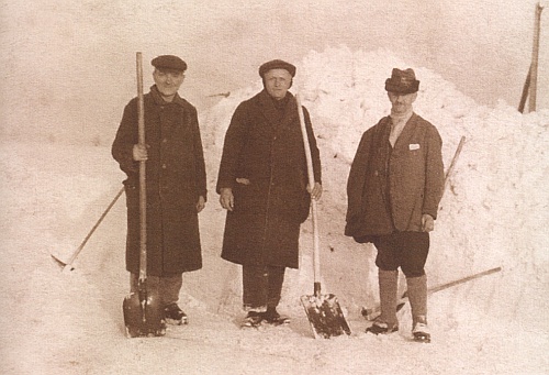 Franz Kortus tu stojí vpravo s pomocníky při odklízení sněhu někdy kolem roku 1935