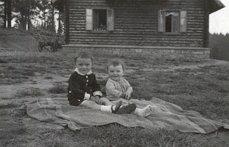 Děti před Roklanskou chatou v roce 1947 na dalším snímku z fotobanky Musea Fotoateliér Seidel