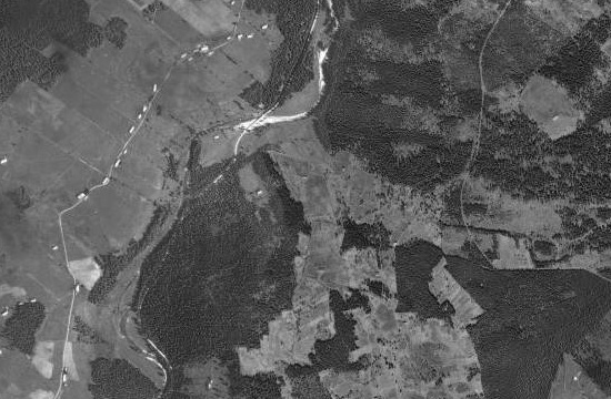 Preisleiten napravo od Hradlového mostu na Vydře, naproti dnes také zcela zaniklým Vchynicím-Tetovu na druhém jejím břehu, na leteckých snímcích z roku 1949 a 2008