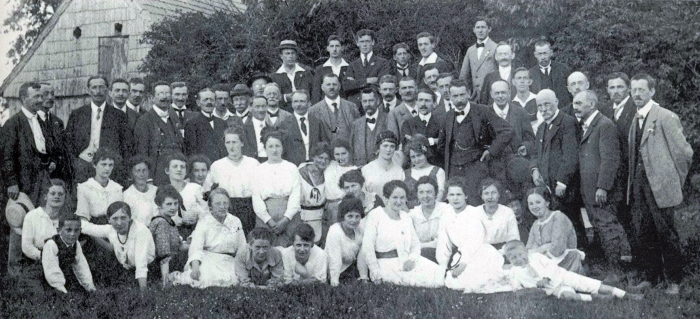 Na skupinovém snímku vimperského pěveckého sboru "Frohsinn" roku 1920 stojí v zadní řadě s motýlkem výš, než ti kolem