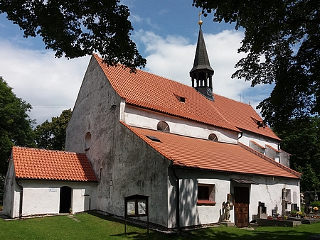 Dobršské kostely: původně románský, goticky přestavěný farní kostel Zvěstování Páně a kaple sv. Jana a Pavla, rovněž původně románská