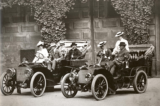 Ve voze nalevo sedí u volantu jeho žena a vedle ní on, za nimi jeho tchán a tchyně na snímku z doby kolem roku 1910