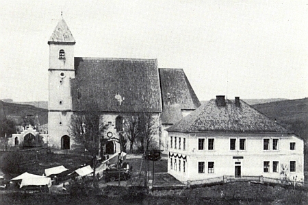 Kostel Nalezení Svatého kříže v Újezdu Svatého Kříže kdysi (vpravo budova školy) ...