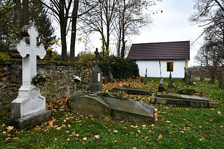 Rodinné hrobky na hřbitově v Újezdu Svatého Kříže, její jméno mezi čitelnými není