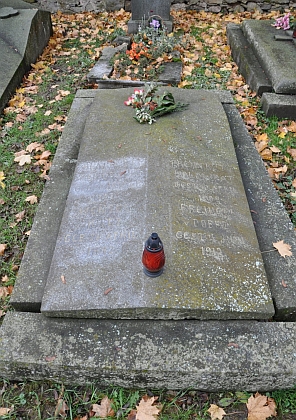Rodinné hrobky na hřbitově v Újezdu Svatého Kříže, její jméno mezi čitelnými není
