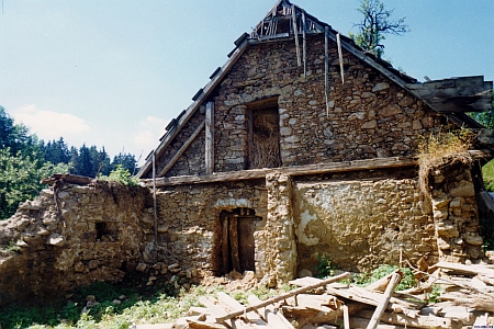 Stavení čp. 13 v Šejbech kolem roku 1975 a v roce 1991 na jeho snímcích