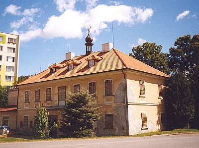 Dvě vily Kralikových ve Vimperku - dnešní stav, ta novější secesní, která vznikla roku 1905 podle návrhu významného vídeňského architekta Leopolda Bauera, má nad branou jejich rodový erb...