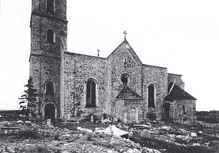Tři snímky kostela v Kapličkách před jeho vyhozením do vzduchu v květnu 1959 - téměř po deset let předtím sloužil jako ovčín