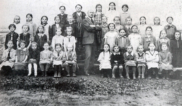 Pan učitel Kraml se třetí třídou dívčí školy ročníku narození 1920 na snímku z roku 1930, pořízeném volarským fotografem Wilhelmem Winklerem