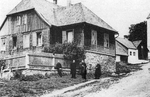 Fara byla postavena sedláky ze Zhůří a Kochánova a darována farnosti, na dalším snímku je před ní zachycen s třemi kolegy&nbsp;z&nbsp;Münsteru