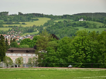 Letohrádek Bellarie a Křížová hora